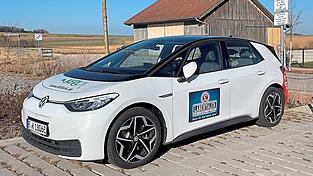 An der Agana-Frohnauer-Straße soll weitere drei Jahre ein E-Auto mietbar sein. Der Markt will auch weitere Standorte ermöglichen.