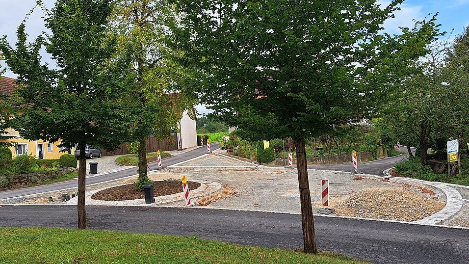 Bei der Fahrbahnsanierung in Neukirchen geht es voran. Aktuell wird die zweite Tragschicht aufgetragen.