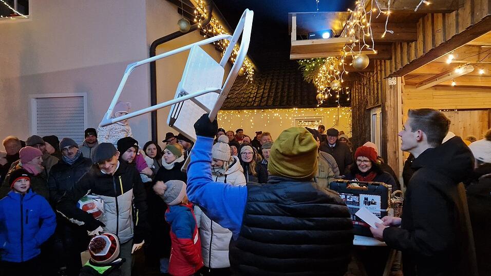 Fast alles, was nicht niet- und nagelfest war, hat Daniel Obermaier beim Christkindlmarkt von Laura Einhellig in Eichendorf am vierten Adventssonntag f&uuml;r den guten Zweck versteigert.