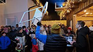 Fast alles, was nicht niet- und nagelfest war, hat Daniel Obermaier beim Christkindlmarkt von Laura Einhellig in Eichendorf am vierten Adventssonntag f&uuml;r den guten Zweck versteigert.