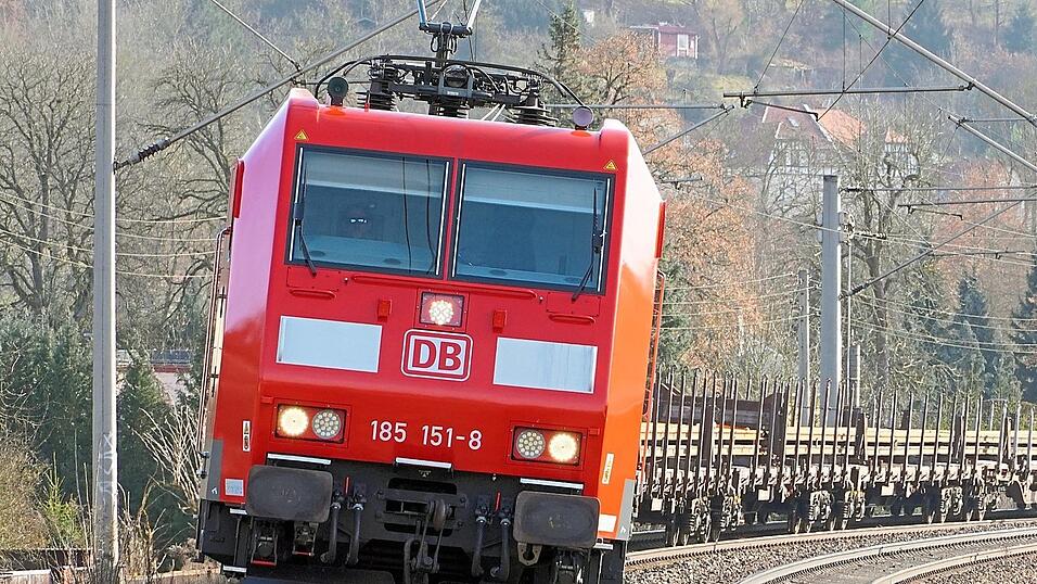 Eine E-Lok der Deutschen Bahn. Die Elektrifizierung in der Oberpfalz liegt derzeit auf Eis. Eine E-Lok der Deutschen Bahn. Die Elektrifizierung in der Oberpfalz liegt derzeit auf Eis.