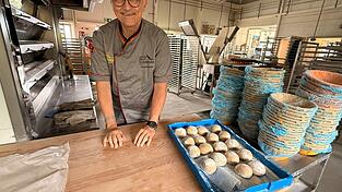 Brotsommelier J&uuml;rgen Bauer in seinem Element: Hier werden F&auml;hrmanns Kipferl gerollt.