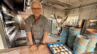 Brotsommelier J&uuml;rgen Bauer in seinem Element: Hier werden F&auml;hrmanns Kipferl gerollt.