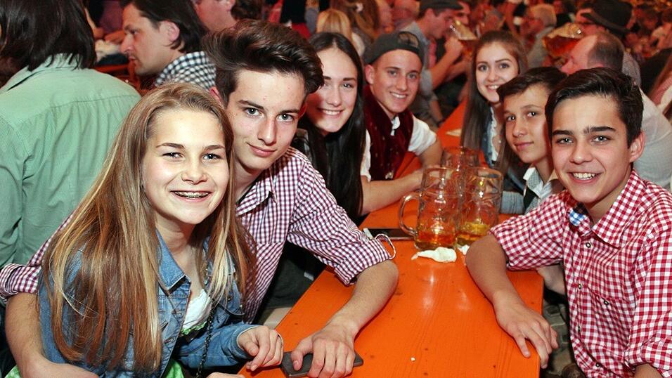 Die Fr&uuml;hjahrsdult 2017 in Landshut neigt sich dem Ende entgegen. Grund genug, noch einmal richtig in den Bierzelten zu feiern - abgerundet vom traditionellen Feuerwerk.