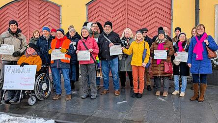 Ein buntes Bündnis aus engagierten Demokratieverteidigern demonstrierte am Freitag vor dem Landauer Rathaus gegen Hass und Hetze extremistischer Parteien. Ein buntes Bündnis aus engagierten Demokratieverteidigern demonstrierte am Freitag vor dem Landauer Rathaus gegen Hass und Hetze extremistischer Parteien.
