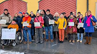 Ein buntes B&uuml;ndnis aus engagierten Demokratieverteidigern demonstrierte am Freitag vor dem Landauer Rathaus gegen Hass und Hetze extremistischer Parteien.