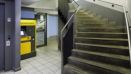 Trotz wiederholter Reparaturen blieb der Aufzug störanfällig. Trotz wiederholter Reparaturen blieb der Aufzug störanfällig.