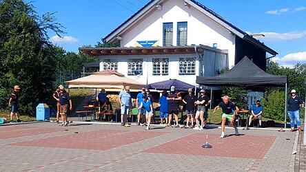 Ein Kopf-an-Kopf-Rennen lieferten sich die Mannschaften bei der diesj&auml;hrigen Dorfmeisterschaft im Stockschie&szlig;en.
