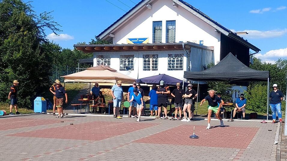 Ein Kopf-an-Kopf-Rennen lieferten sich die Mannschaften bei der diesjährigen Dorfmeisterschaft im Stockschießen. Ein Kopf-an-Kopf-Rennen lieferten sich die Mannschaften bei der diesjährigen Dorfmeisterschaft im Stockschießen.