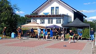 Ein Kopf-an-Kopf-Rennen lieferten sich die Mannschaften bei der diesjährigen Dorfmeisterschaft im Stockschießen. Ein Kopf-an-Kopf-Rennen lieferten sich die Mannschaften bei der diesjährigen Dorfmeisterschaft im Stockschießen.