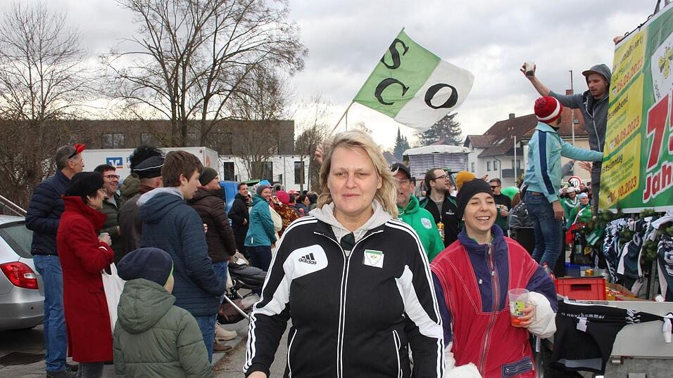 Viele Faschings-Fans haben sich am Samstag den Umzug in Langenbach angesehen. Viele Faschings-Fans haben sich am Samstag den Umzug in Langenbach angesehen.