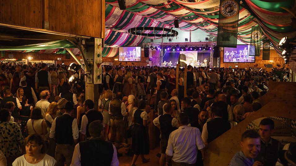 Die Partybilder vom Sonntag, 18. August, aus dem Festzelt Weckmann. Die Partybilder vom Sonntag, 18. August, aus dem Festzelt Weckmann.
