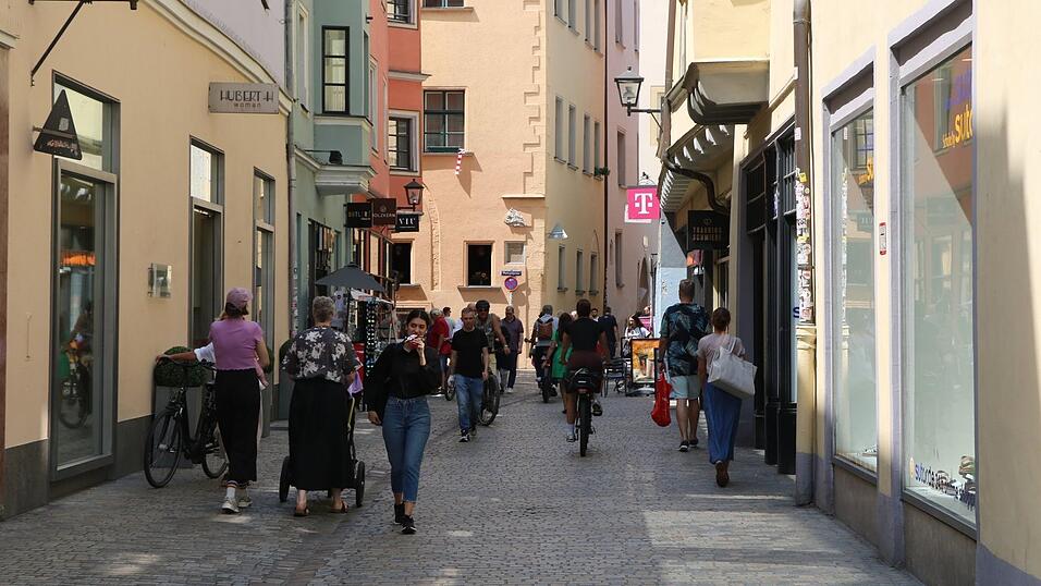 Volle Altstadtgassen und ein bisschen „Dolce-Vita-Stimmung“ könnte es bei der Langen Einkaufsnacht geben. (Symbolbild) Volle Altstadtgassen und ein bisschen „Dolce-Vita-Stimmung“ könnte es bei der Langen Einkaufsnacht geben. (Symbolbild)