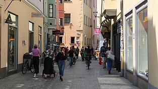 Volle Altstadtgassen und ein bisschen &bdquo;Dolce-Viat-Stimmung&ldquo; k&ouml;nnte es bei der Langen Einkaufsnacht geben. (Symbolbild)