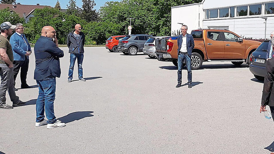 San Remo-Wirt Massimo (3.v.l.) mit Kollegen beim Parkplatz-Termin mit OB Pannermayr (5.v.l), st&auml;dtischen Spitzenleuten und MdL Zellmeier (2.v.l.).&nbsp;
