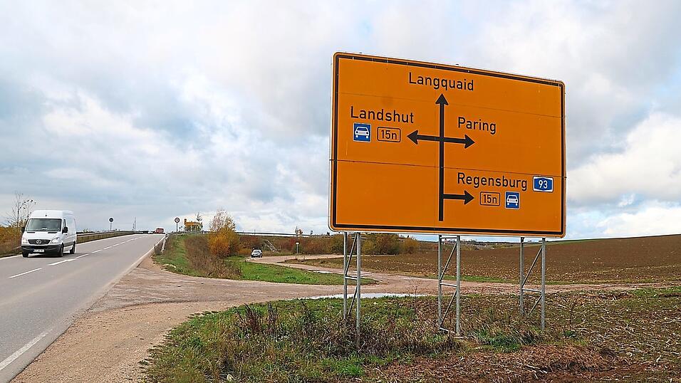 Zwischen Mai und Dezember 2023 führt der Weg von Schierling nach Regensburg nicht über die B 15 neu: Die Auffahrt auf die A 93 wird wegen der Fahrbahnsanierung gesperrt. Zwischen Mai und Dezember 2023 führt der Weg von Schierling nach Regensburg nicht über die B 15 neu: Die Auffahrt auf die A 93 wird wegen der Fahrbahnsanierung gesperrt.