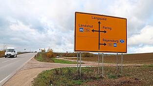 Zwischen Mai und Dezember 2023 f&uuml;hrt der Weg von Schierling nach Regensburg nicht &uuml;ber die B 15 neu: Die Auffahrt auf die A 93 wird wegen der Fahrbahnsanierung gesperrt.