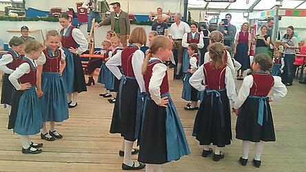 Die Kinder der „Lustig’n Holzlanda Kudlhub“ unterhielten die Gäste beim Seniorennachmittag mit ihrer professionell einstudierten Tanzeinlage. 