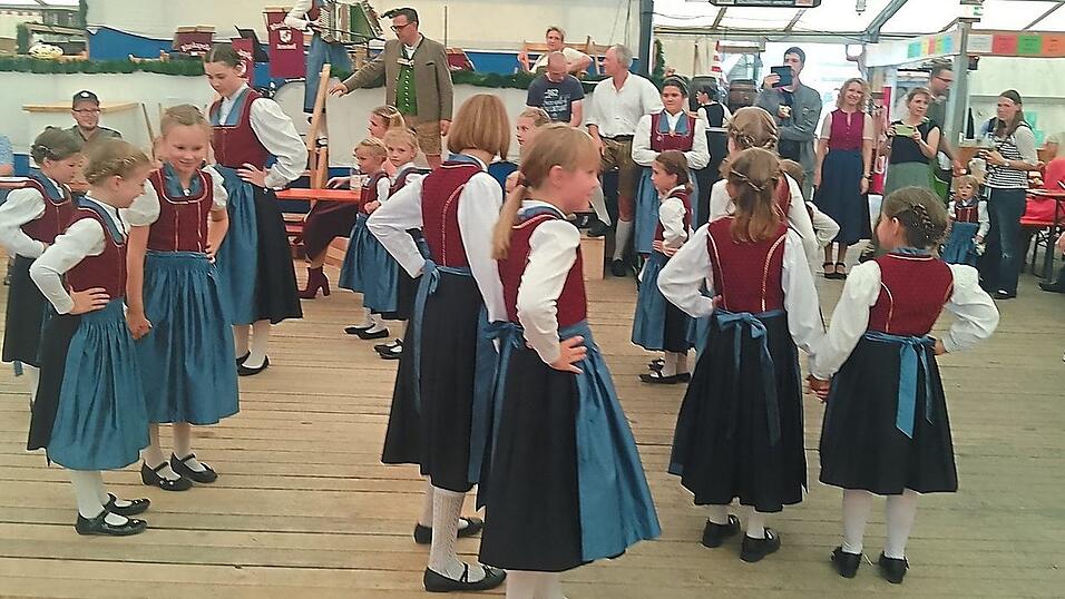 Die Kinder der „Lustig’n Holzlanda Kudlhub“ unterhielten die Gäste beim Seniorennachmittag mit ihrer professionell einstudierten Tanzeinlage. 