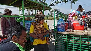 Kambodschaner aus den Dörfern nahe der Grenze zu Thailand sind erneut auf der Flucht. Kambodschaner aus den Dörfern nahe der Grenze zu Thailand sind erneut auf der Flucht.