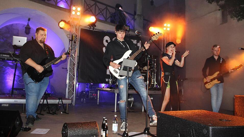 Fabian Eigenstetter (Zweiter von links) mit seiner Band Someone Else und Lisa Bernkopf.