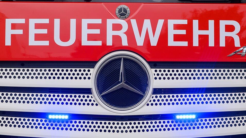 Die Feuerwehr rückt nachts zu einem brennenden Wohnhaus aus. (Symbolbild) Die Feuerwehr rückt nachts zu einem brennenden Wohnhaus aus. (Symbolbild)