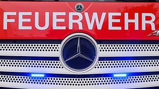Die Feuerwehr rückt nachts zu einem brennenden Wohnhaus aus. (Symbolbild) Die Feuerwehr rückt nachts zu einem brennenden Wohnhaus aus. (Symbolbild)