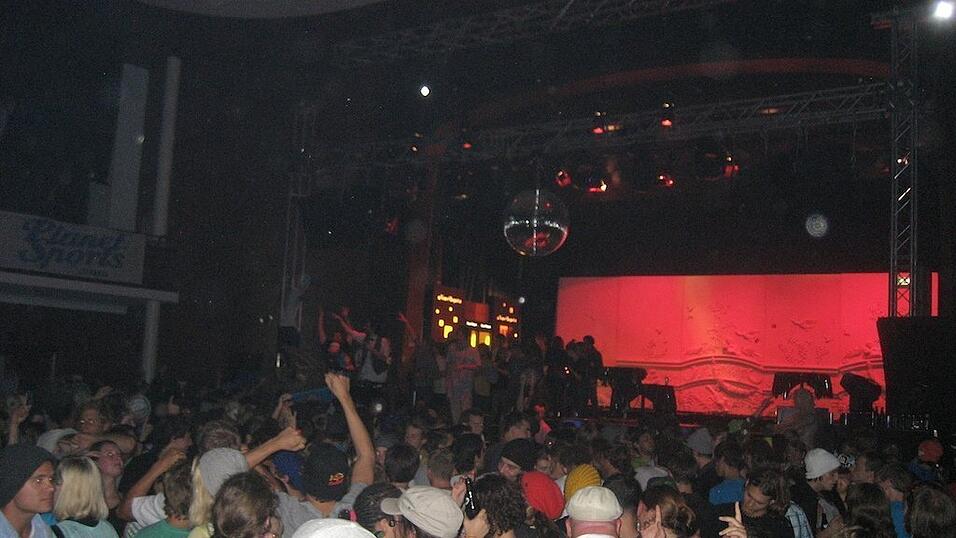 Rund 4000 Boarderfreunde feierten bei der Weltpremiere des neuesten Films von Isenseven, 'Let's go get lost' in M&uuml;nchen.