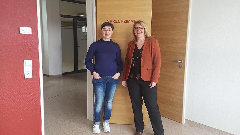 Frauenärztin Karin Tegelhütter (l.) und Verwaltungsleiterin der Arberlandklinik Viechtach Christine Kollmaier in den alten Räumlichkeiten der Frauenarztpraxis in der Arberlandklinik Viechtach. Frauenärztin Karin Tegelhütter (l.) und Verwaltungsleiterin der Arberlandklinik Viechtach Christine Kollmaier in den alten Räumlichkeiten der Frauenarztpraxis in der Arberlandklinik Viechtach.