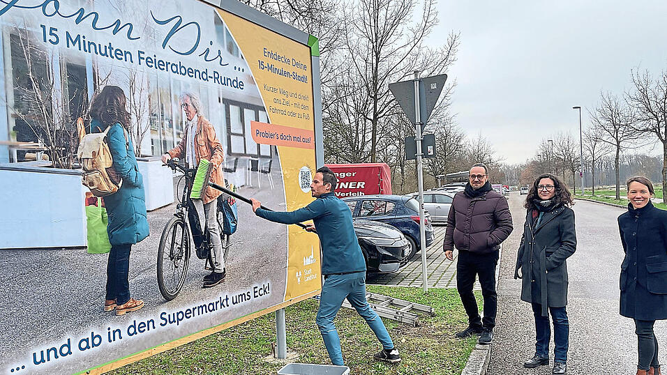 Freuen sich über das erste Plakat ihrer Kampagne, das am Dienstagmorgen aufgehängt wurde (von rechts): Marie Kasperczyk, Larissa Gerstenberger und Martin Kirsch. Freuen sich über das erste Plakat ihrer Kampagne, das am Dienstagmorgen aufgehängt wurde (von rechts): Marie Kasperczyk, Larissa Gerstenberger und Martin Kirsch.