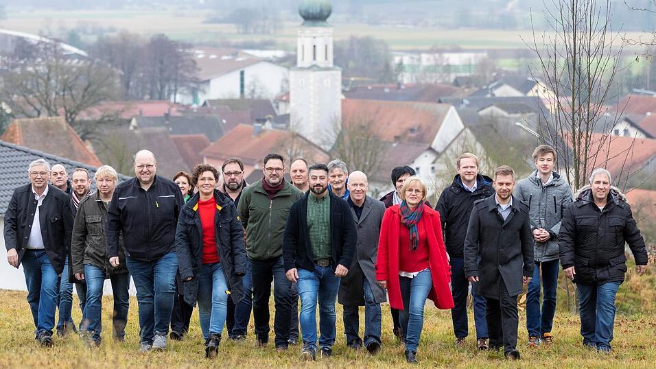 Die Listenkandidaten der P&ouml;singer CSU mit ihrem aktuellen B&uuml;rgermeister Edmund Roider (links), der bei der Kommunalwahl jedoch nicht mehr antritt.