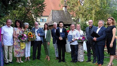 Landrätin Tanja Schweiger, Willibald Hogger, Dr. Thomas Feuerer (von rechts) und die Kulturpreisträger Thomas Dürr (5. von rechts), Kilian Langrieger (6. von rechts) und Johann Festner (5. von links) mit den Laudatoren und den Gastgebern.