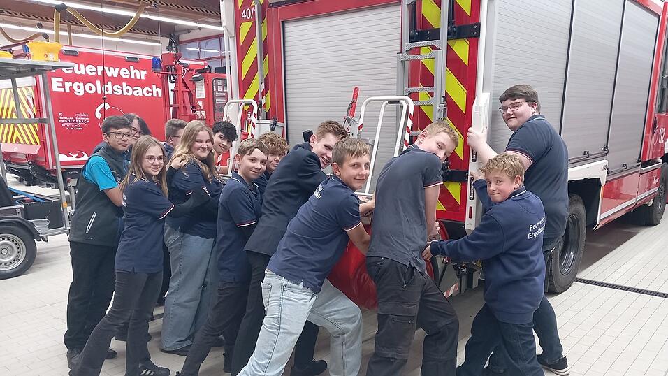 Jugendfeuerwehr Ergoldsbach schiebt kraftvoll an. Jugendfeuerwehr Ergoldsbach schiebt kraftvoll an.