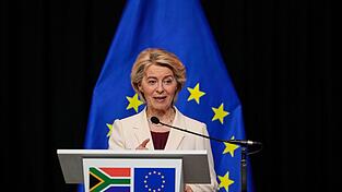 Will jetzt unter anderem mit dem ukrainischen Präsidenten Wolodymyr Selenskyj sprechen: EU-Kommissionspräsidentin Ursula von der Leyen. (Archivbild)