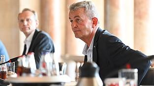 vbw-Hauptgeschäftsführer Bertram Brossardt während einer Gesprächsrunde in der Staatskanzlei in München. (Archivbild) vbw-Hauptgeschäftsführer Bertram Brossardt während einer Gesprächsrunde in der Staatskanzlei in München. (Archivbild)