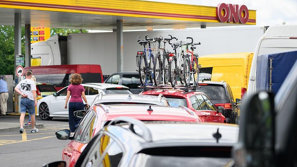 Autofahrer stehen an einer Tankstelle in der Schlange, um zu tanken. (Archivbild)