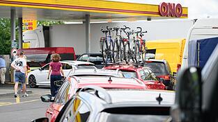 Autofahrer stehen an einer Tankstelle in der Schlange, um zu tanken. (Archivbild) Autofahrer stehen an einer Tankstelle in der Schlange, um zu tanken. (Archivbild)
