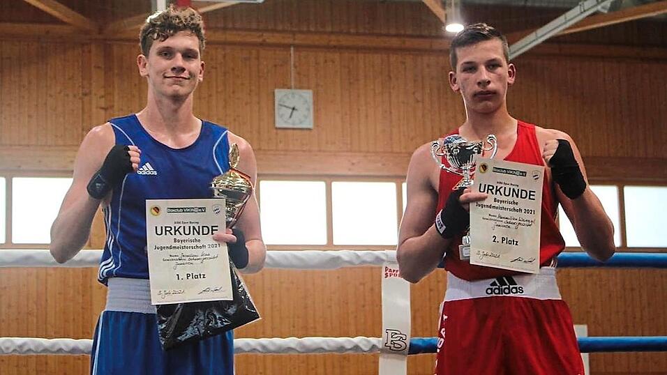 Der Landauer Maximilian Weinzierl (r.) musste sich im Finale dem früheren deutsche Kadettenmeister Jaroslav Kaa aus Pocking geschlagen geben, ist aber Vizemeister im Junioren-Schwergewicht. Der Landauer Maximilian Weinzierl (r.) musste sich im Finale dem früheren deutsche Kadettenmeister Jaroslav Kaa aus Pocking geschlagen geben, ist aber Vizemeister im Junioren-Schwergewicht.