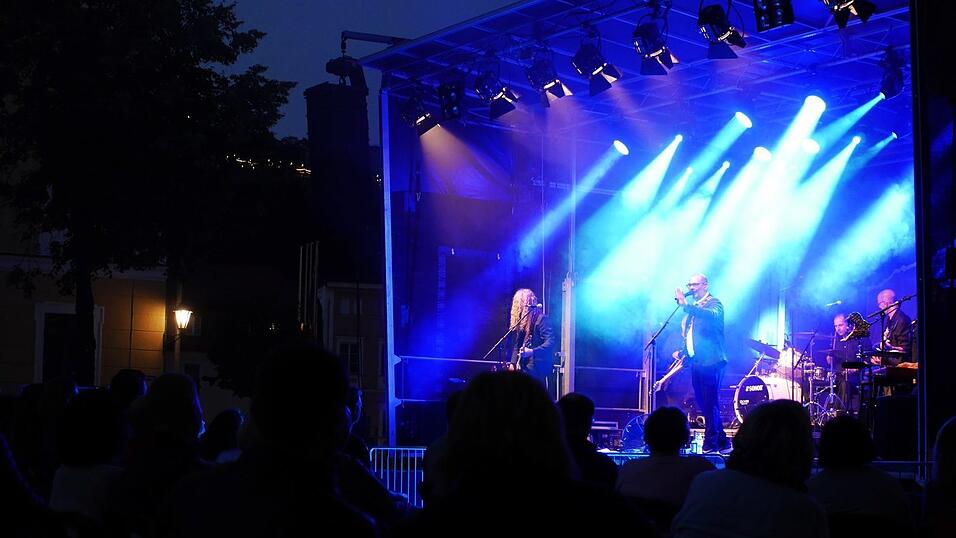 Mit seiner Tour zum Album 'Heile Welt' war Hannes Ringlstetter zweimal in Passau zu Gast.