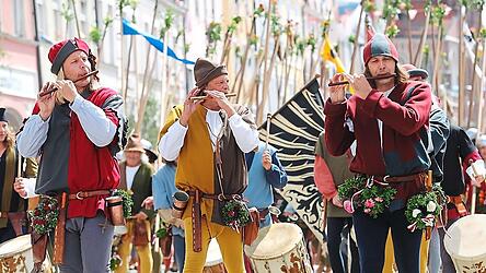 Die Trommler und Pfeiffer im Hochzeitszug