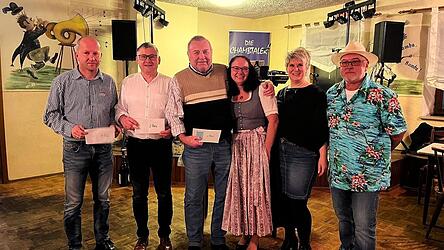 Die Gewinner der Tombola, Bernd M&uuml;ller, Stephan Pongratz und Alois Hupf, mit der &bdquo;Trachtler-Chefin&ldquo; Andrea Loibl, Gl&uuml;cksfee Christiana Pongratz und FC-Vorstand Hermann Zapf