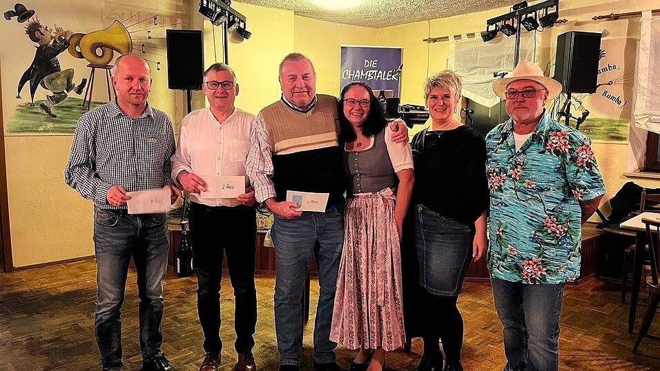 Die Gewinner der Tombola, Bernd M&uuml;ller, Stephan Pongratz und Alois Hupf, mit der &bdquo;Trachtler-Chefin&ldquo; Andrea Loibl, Gl&uuml;cksfee Christiana Pongratz und FC-Vorstand Hermann Zapf