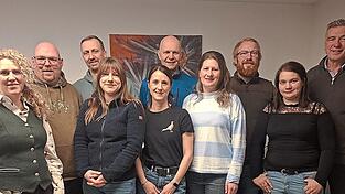 Die neugew&auml;hlte Vorstandschaft der Kitzrettung Vilsbiburg: Isabella Sirtl, Julia-Therese Hochschild, Silvia Kapser, Ute Frohnh&ouml;fer, Johanna Pompe, Matthias Reichel, Marcus Bruckmayer, Max Kr&auml;h, Severin Dusch und Hermann Vogelgsang (von links, vordere Reihe, hintere Reihe).