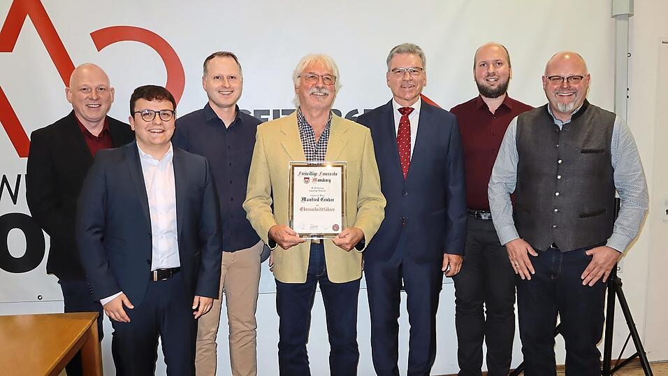 Die Ehrung musste vorher abgestimmt werden. Dann wurde Manfred Gruber (Mitte) zum Ehrenschriftf&uuml;hrer ernannt.
