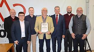 Die Ehrung musste vorher abgestimmt werden. Dann wurde Manfred Gruber (Mitte) zum Ehrenschriftführer ernannt. Die Ehrung musste vorher abgestimmt werden. Dann wurde Manfred Gruber (Mitte) zum Ehrenschriftführer ernannt.