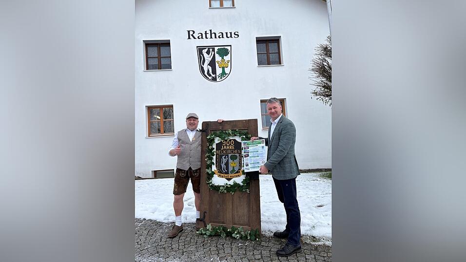 Festausschussvorsitzender Richard Wirth (links) und Festleiter Bürgermeister Matthias Wallner freuen sich schon auf das große Fest und sind allen Helfern sehr dankbar. Jana Tenner hat diese Tür gestaltet. Sie soll im Mai einen besonderen Platz bekommen. Festausschussvorsitzender Richard Wirth (links) und Festleiter Bürgermeister Matthias Wallner freuen sich schon auf das große Fest und sind allen Helfern sehr dankbar. Jana Tenner hat diese Tür gestaltet. Sie soll im Mai einen besonderen Platz bekommen.