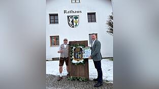 Festausschussvorsitzender Richard Wirth (links) und Festleiter Bürgermeister Matthias Wallner freuen sich schon auf das große Fest und sind allen Helfern sehr dankbar. Jana Tenner hat diese Tür gestaltet. Sie soll im Mai einen besonderen Platz bekommen. Festausschussvorsitzender Richard Wirth (links) und Festleiter Bürgermeister Matthias Wallner freuen sich schon auf das große Fest und sind allen Helfern sehr dankbar. Jana Tenner hat diese Tür gestaltet. Sie soll im Mai einen besonderen Platz bekommen.