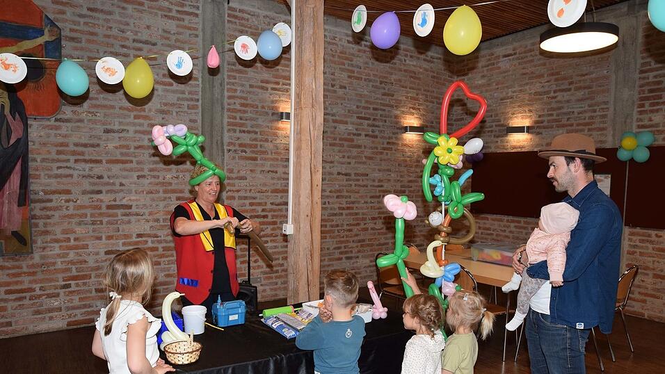 Begehrt waren die Kunstwerke der Ballonkünstlerin. Begehrt waren die Kunstwerke der Ballonkünstlerin.