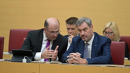 Ministerpräsident Markus Söder (r.) und sein Finanzminister Albert Füracker (beide CSU) halten an einem Staatshaushalt ohne Neuverschuldung fest.