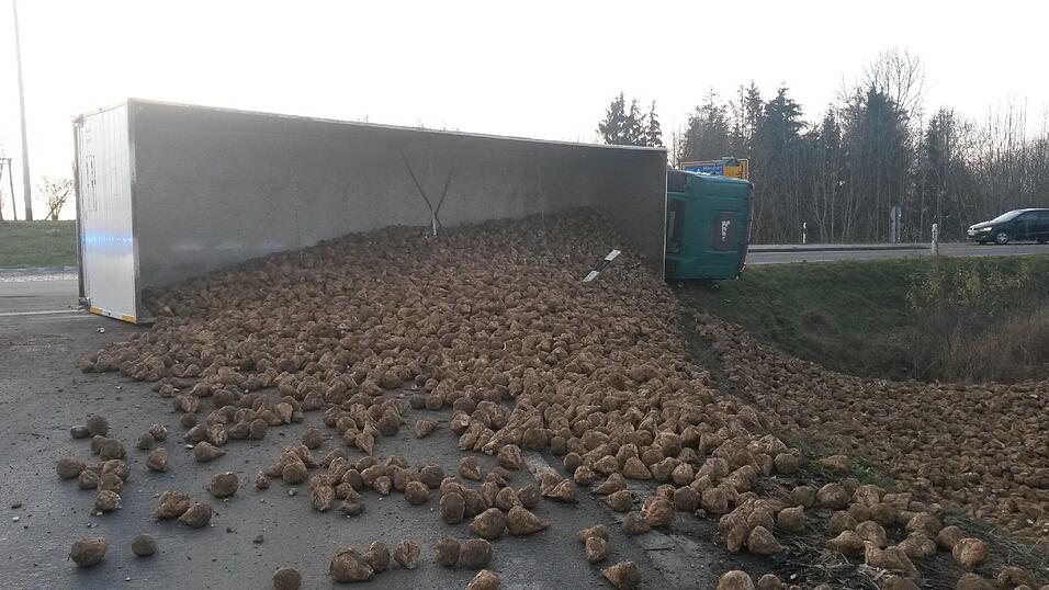 Auf der B8 bei Plattling ist am Samstagnachmittag ein Rübenlaster umgekippt. Auf der B8 bei Plattling ist am Samstagnachmittag ein Rübenlaster umgekippt.